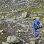 Caminhando nas lajes de pedra a caminho do Trolltunga.