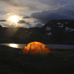 Lua surgindo na área de camping do Trolltunga.