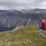 Caminhando na trilha para o Trolltunga.