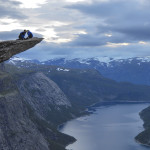 Casal se beijando no entardecer do Trolltunga.