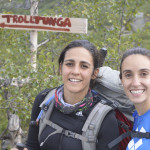 Amigas na placa Trolltunga.