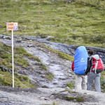 Placa indicando a distância para a pedra e para o estacionamento.